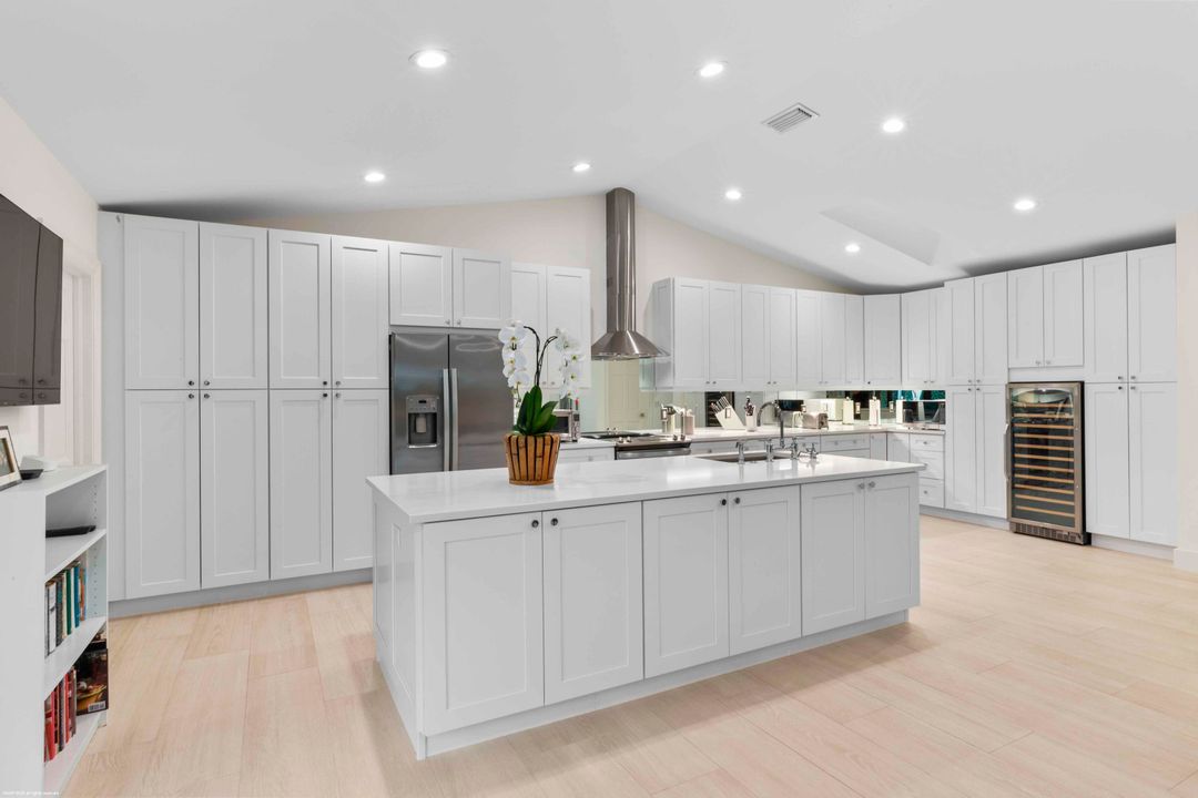 Vendido Recientemente: $1,550,000 (3 camas, 3 baños, 2703 Pies cuadrados)