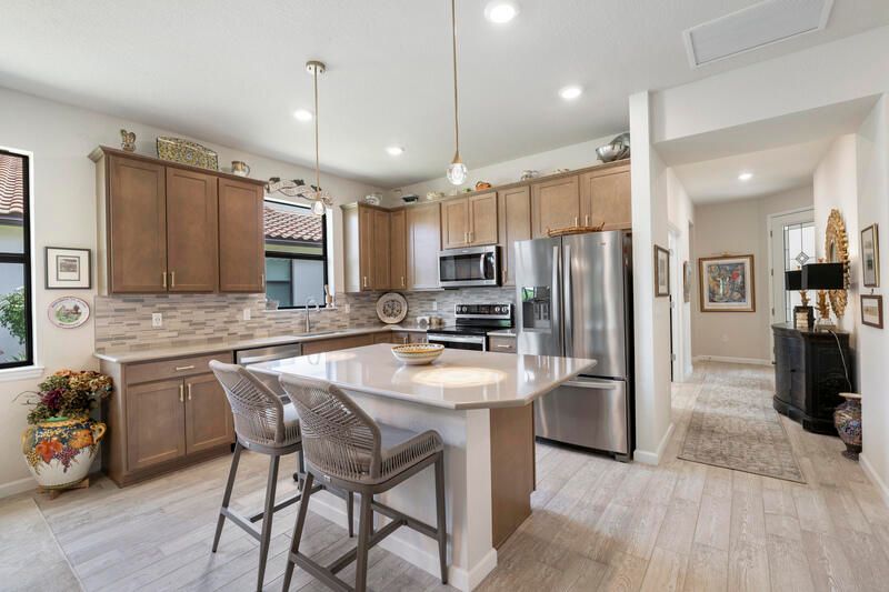 Под контрактом: $435,000 (2 спален, 2 ванн, 1584 Квадратных фут)