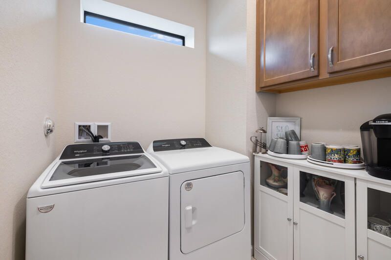 Под контрактом: $435,000 (2 спален, 2 ванн, 1584 Квадратных фут)