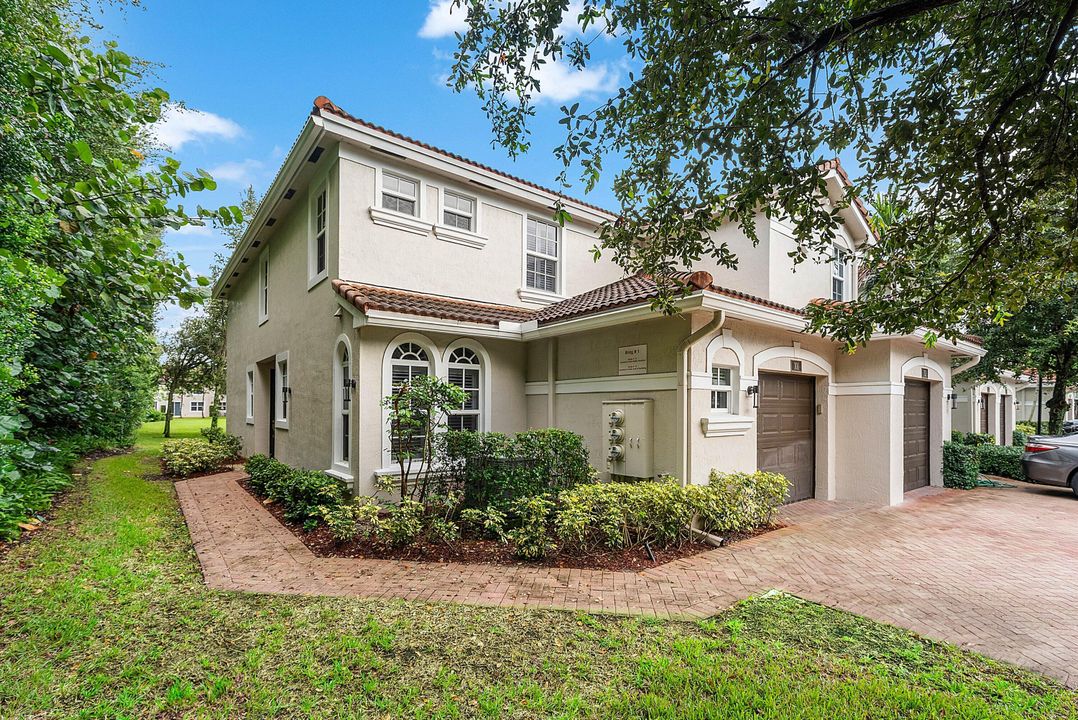 合同活跃: $625,000 (4 贝兹, 2 浴室, 1805 平方英尺)