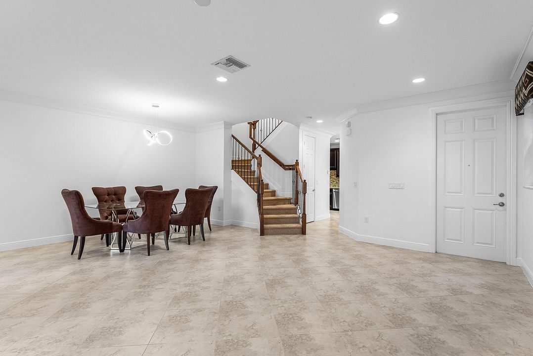 合同活跃: $625,000 (4 贝兹, 2 浴室, 1805 平方英尺)