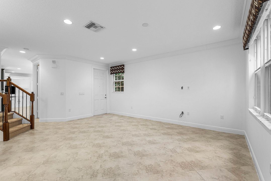 合同活跃: $625,000 (4 贝兹, 2 浴室, 1805 平方英尺)