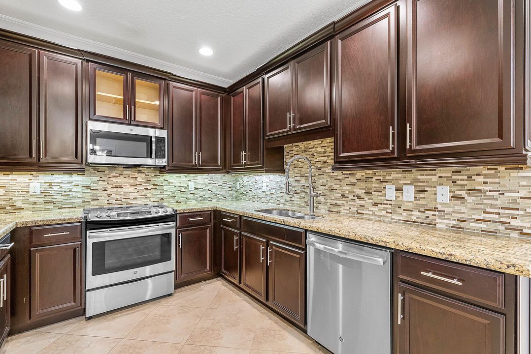 合同活跃: $625,000 (4 贝兹, 2 浴室, 1805 平方英尺)