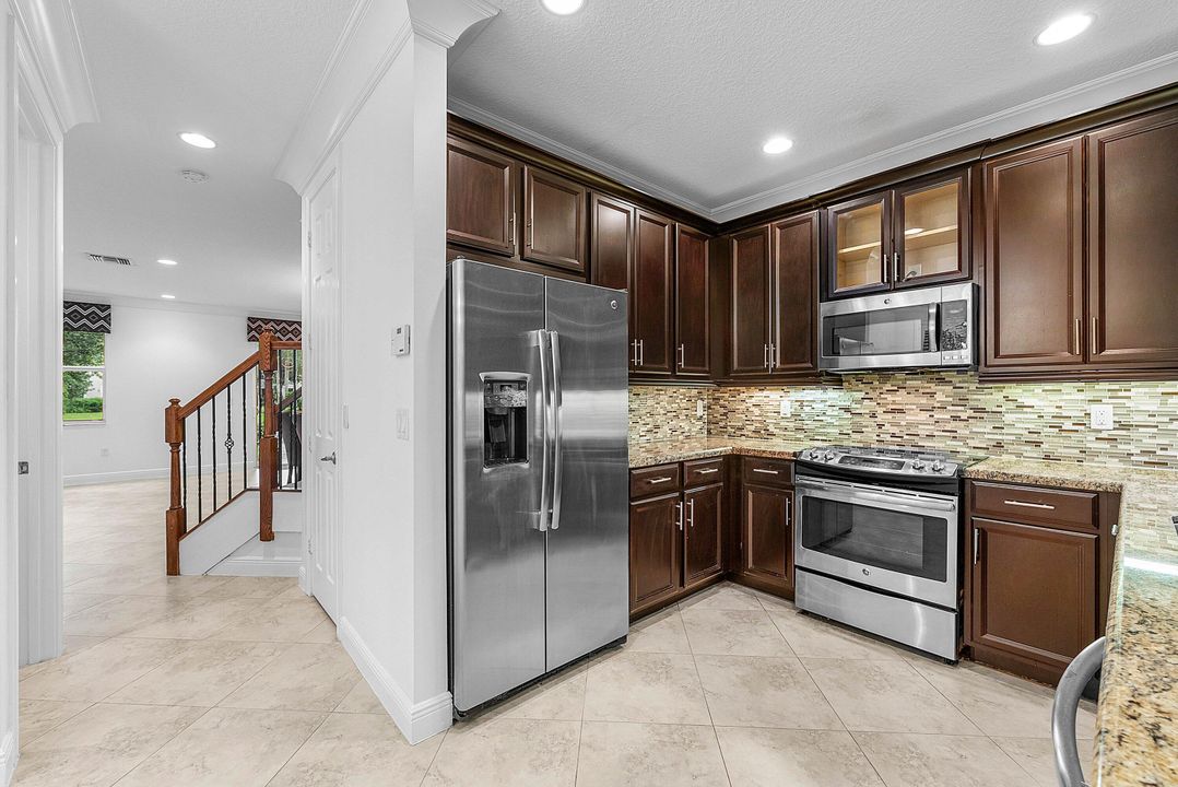 合同活跃: $625,000 (4 贝兹, 2 浴室, 1805 平方英尺)