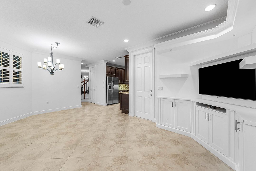 合同活跃: $625,000 (4 贝兹, 2 浴室, 1805 平方英尺)