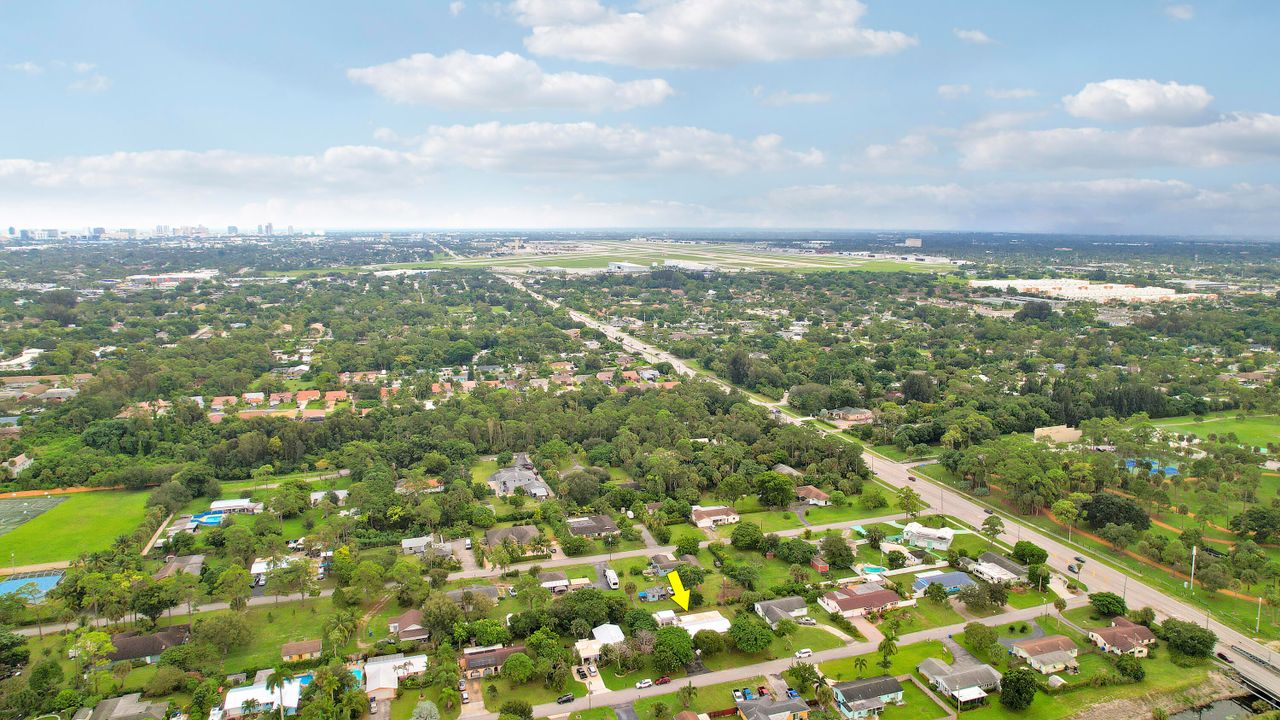 Под контрактом: $499,999 (3 спален, 2 ванн, 1745 Квадратных фут)