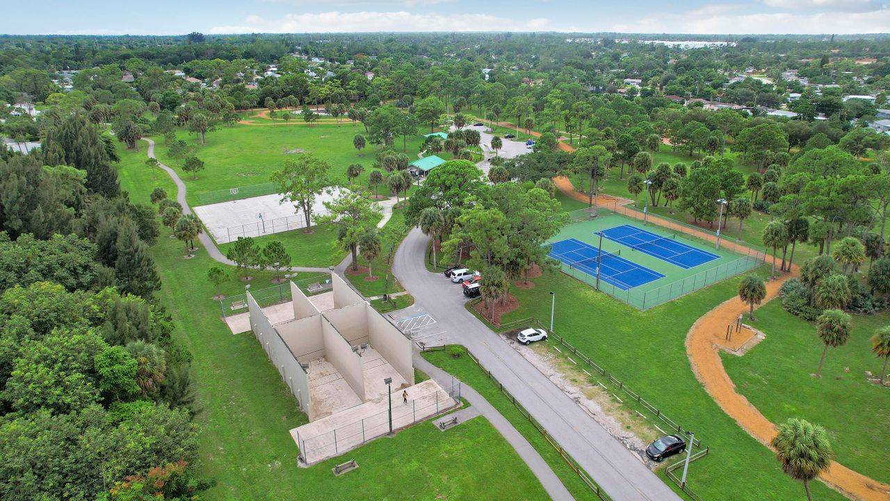 Под контрактом: $499,999 (3 спален, 2 ванн, 1745 Квадратных фут)