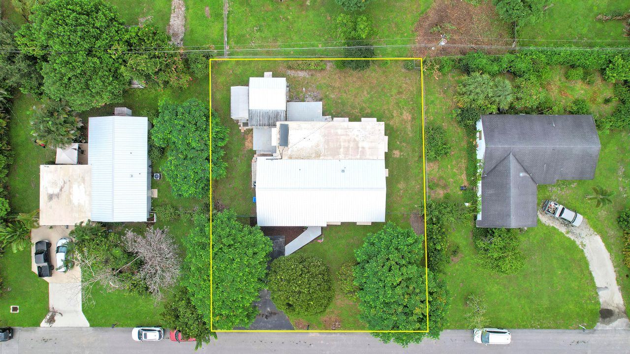 Под контрактом: $499,999 (3 спален, 2 ванн, 1745 Квадратных фут)