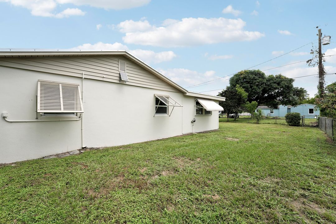 Под контрактом: $499,999 (3 спален, 2 ванн, 1745 Квадратных фут)