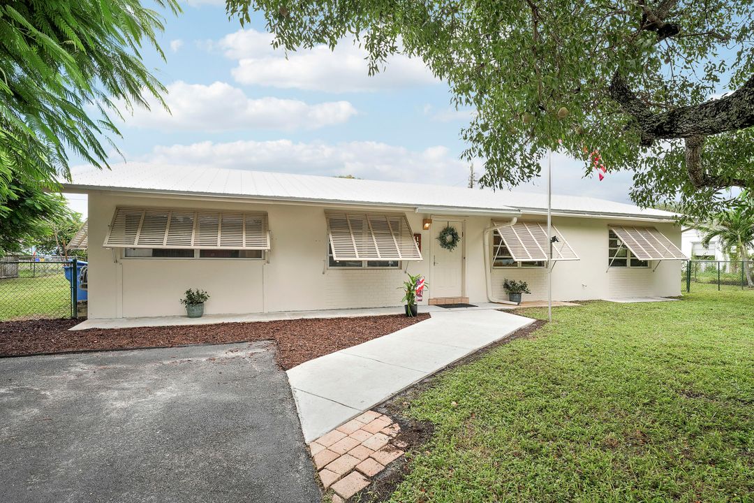 Под контрактом: $499,999 (3 спален, 2 ванн, 1745 Квадратных фут)