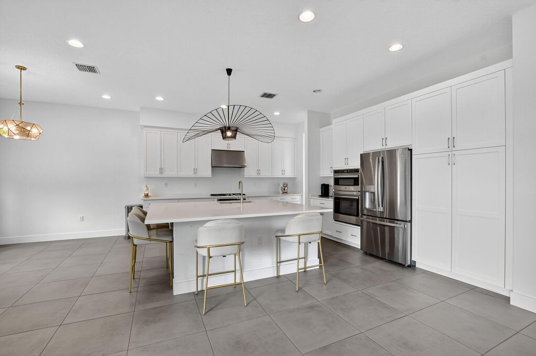 For Sale: $1,999,988 (5 beds, 7 baths, 4605 Square Feet)