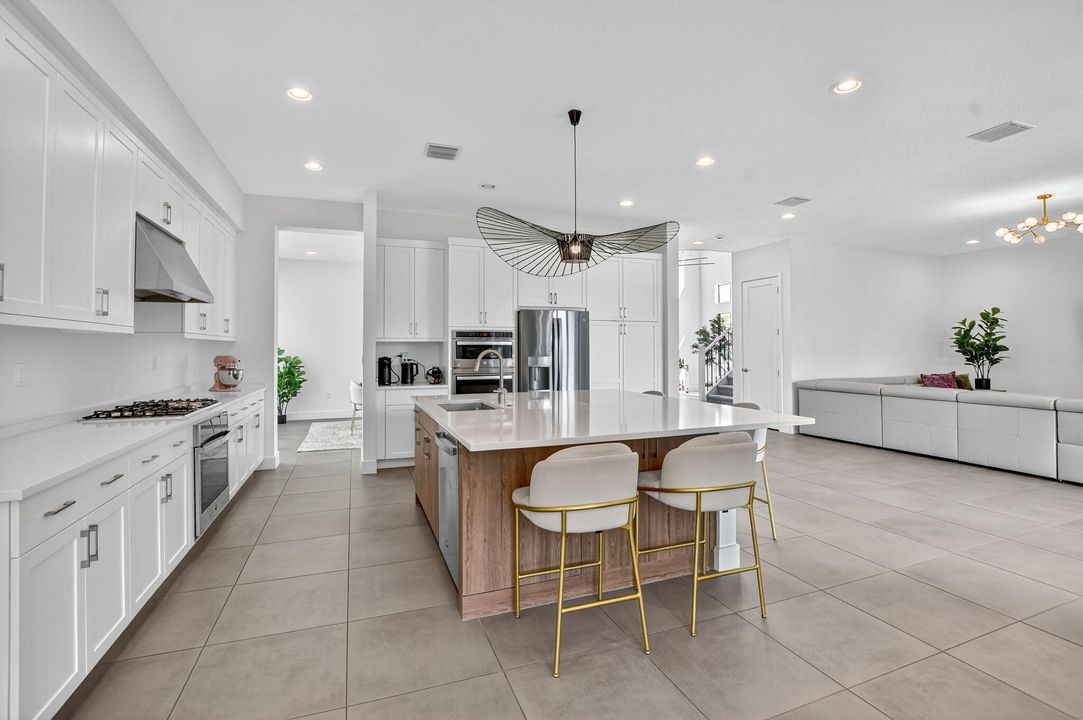 For Sale: $1,999,988 (5 beds, 7 baths, 4605 Square Feet)