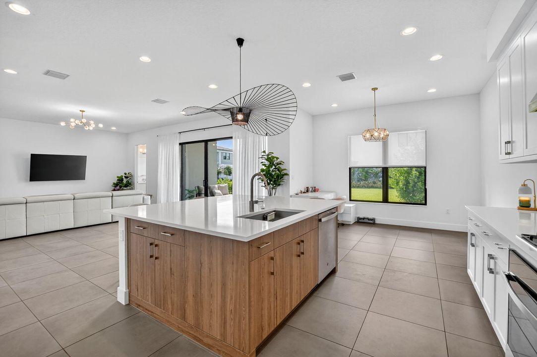 For Sale: $1,999,988 (5 beds, 7 baths, 4605 Square Feet)