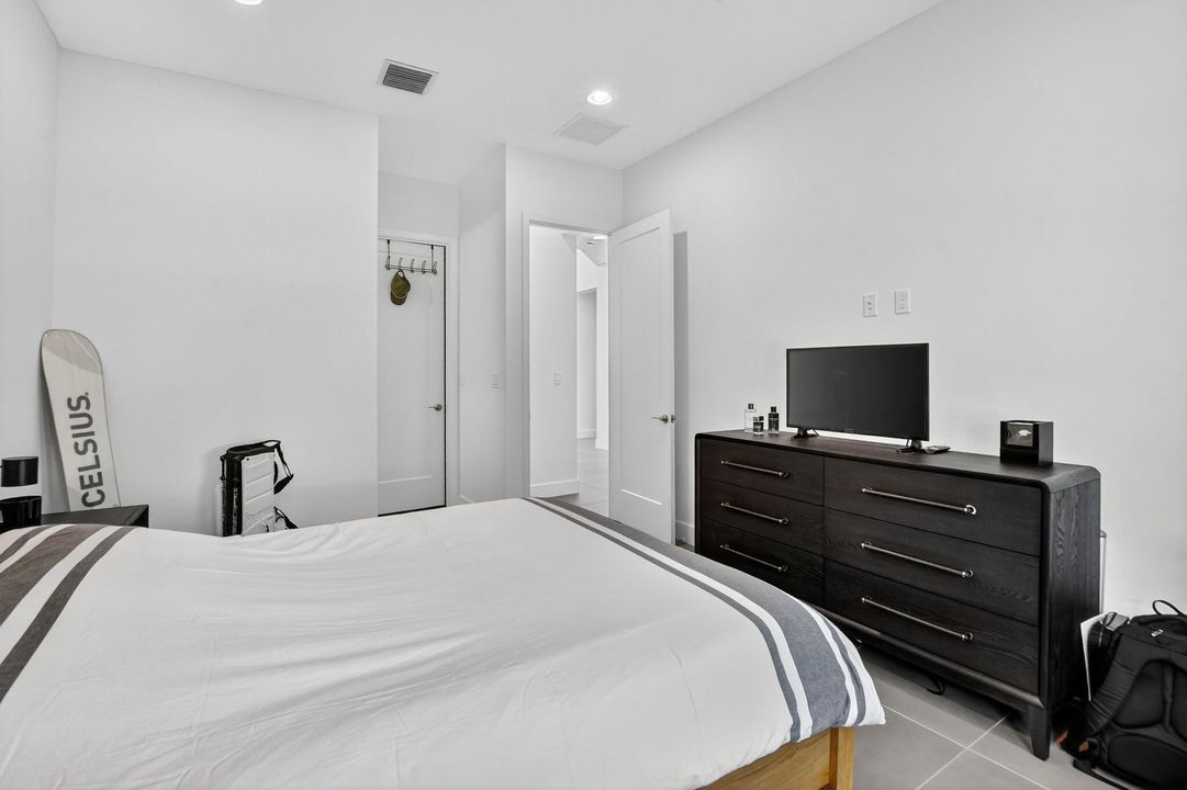 For Sale: $1,999,988 (5 beds, 7 baths, 4605 Square Feet)