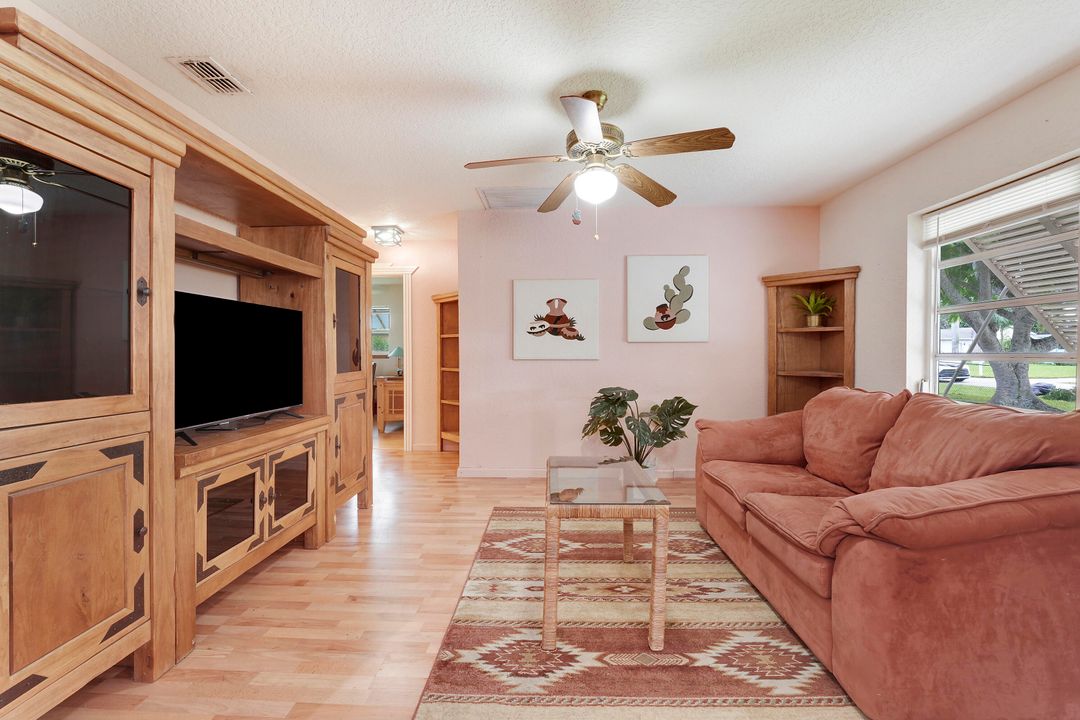 Под контрактом: $499,999 (3 спален, 2 ванн, 1745 Квадратных фут)