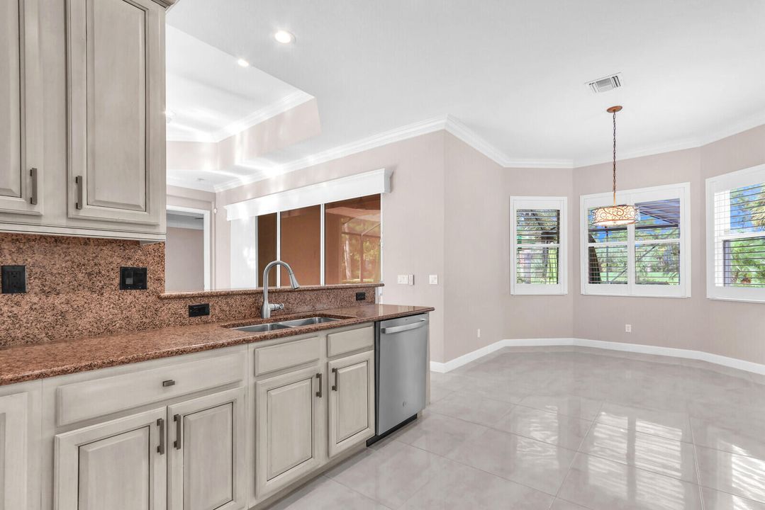 合同活跃: $489,900 (3 贝兹, 3 浴室, 1947 平方英尺)