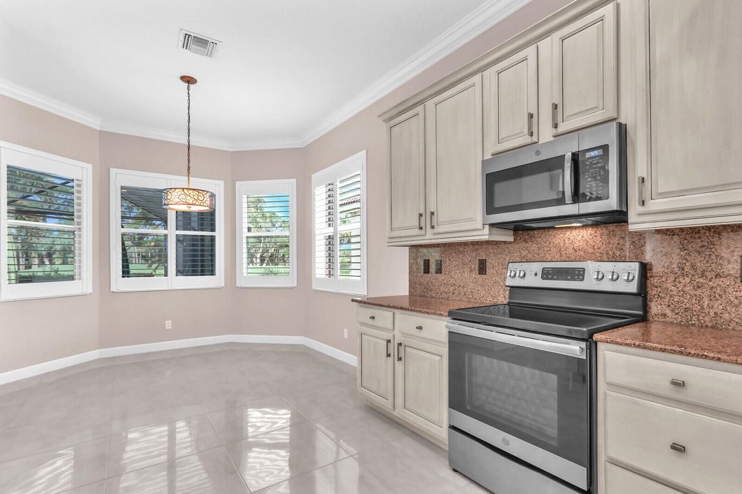 合同活跃: $489,900 (3 贝兹, 3 浴室, 1947 平方英尺)