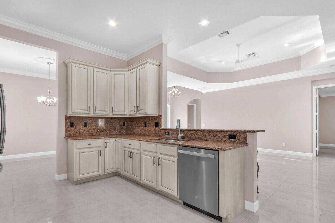 合同活跃: $489,900 (3 贝兹, 3 浴室, 1947 平方英尺)