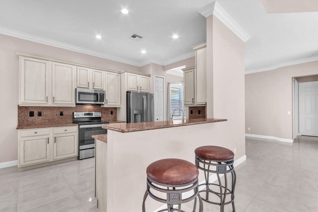 合同活跃: $489,900 (3 贝兹, 3 浴室, 1947 平方英尺)