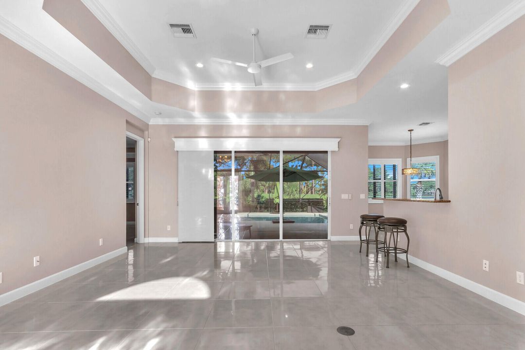 合同活跃: $489,900 (3 贝兹, 3 浴室, 1947 平方英尺)