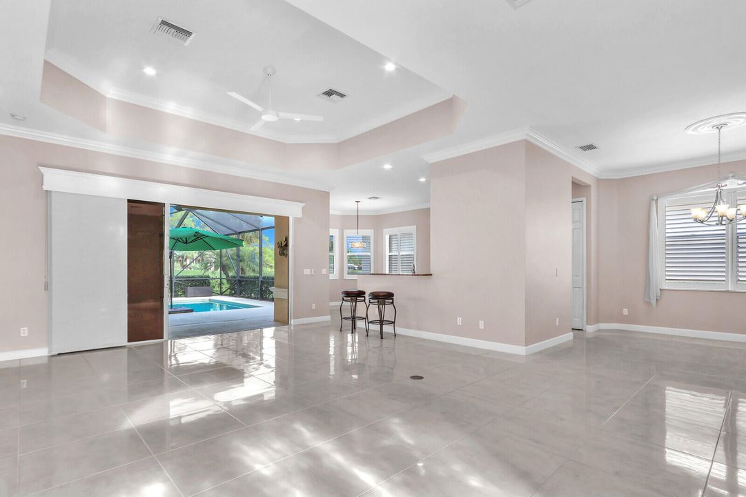 合同活跃: $489,900 (3 贝兹, 3 浴室, 1947 平方英尺)