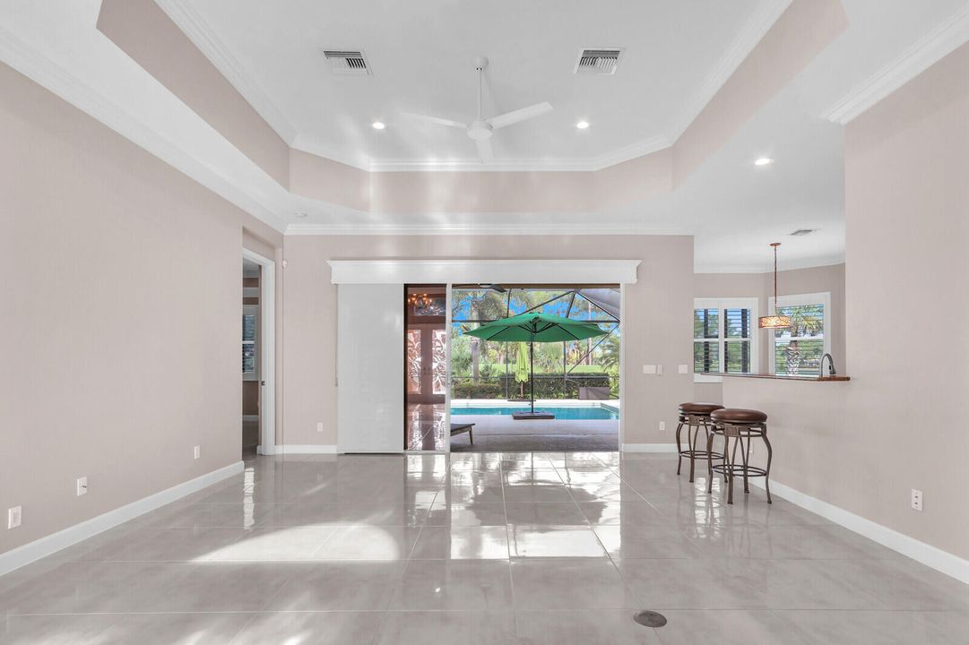 合同活跃: $489,900 (3 贝兹, 3 浴室, 1947 平方英尺)