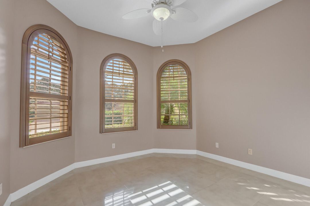 合同活跃: $489,900 (3 贝兹, 3 浴室, 1947 平方英尺)