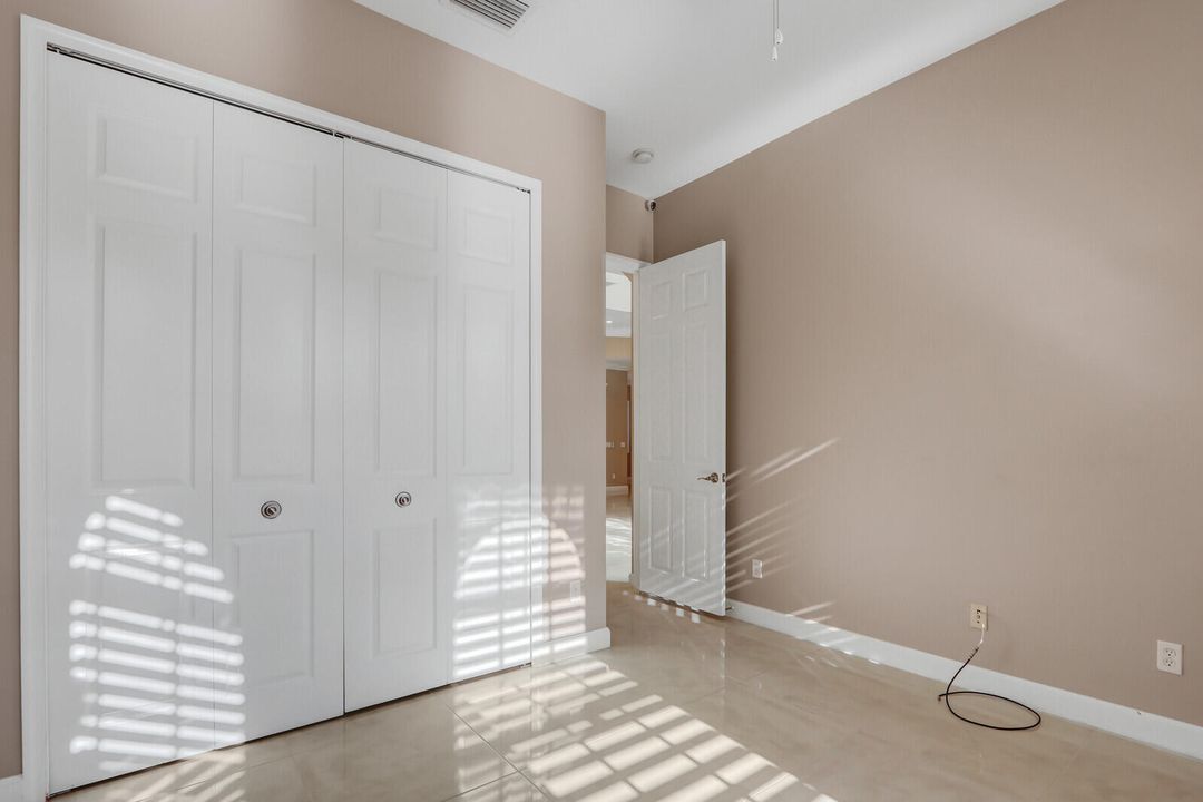 合同活跃: $489,900 (3 贝兹, 3 浴室, 1947 平方英尺)