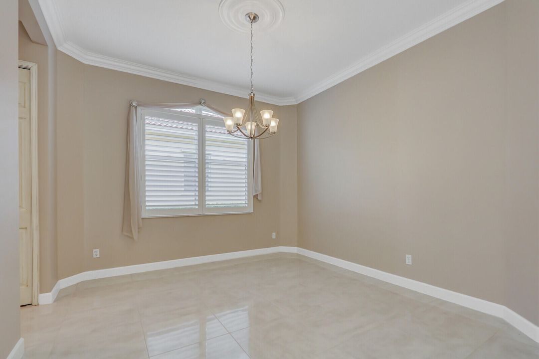 合同活跃: $489,900 (3 贝兹, 3 浴室, 1947 平方英尺)