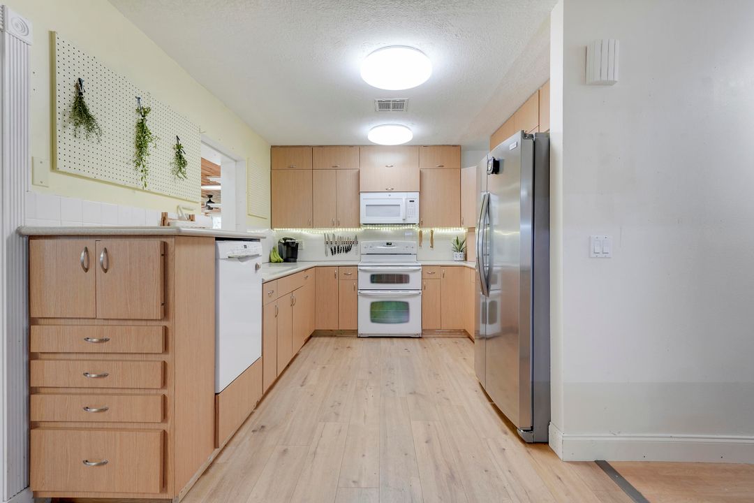 Под контрактом: $499,999 (3 спален, 2 ванн, 1745 Квадратных фут)