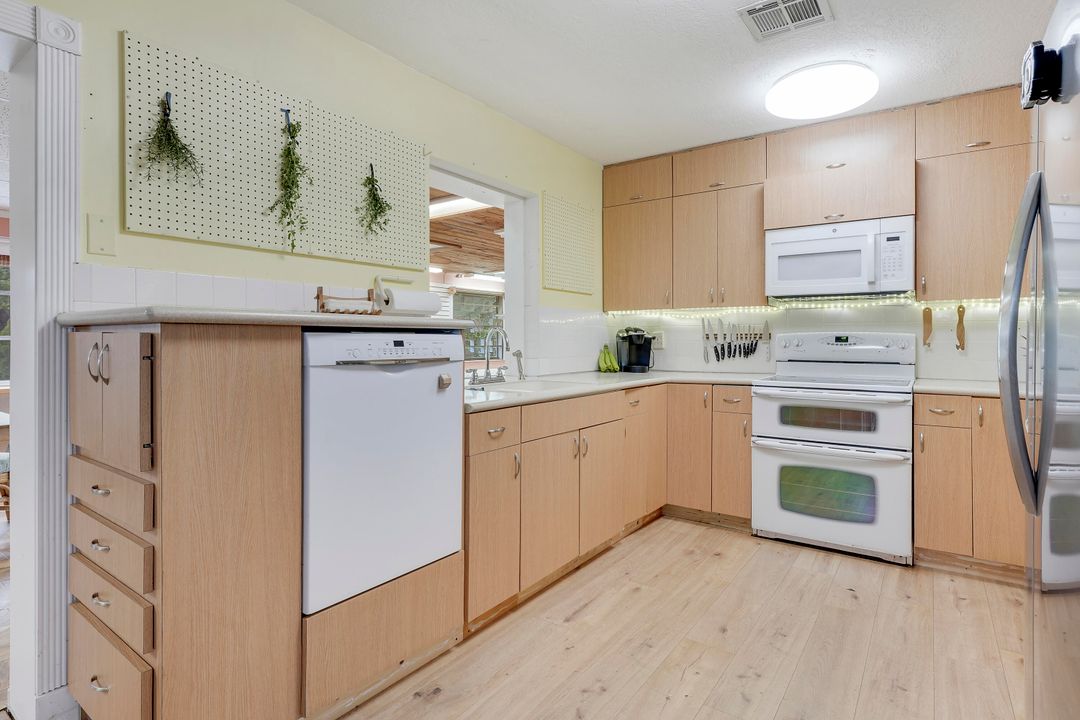 Под контрактом: $499,999 (3 спален, 2 ванн, 1745 Квадратных фут)