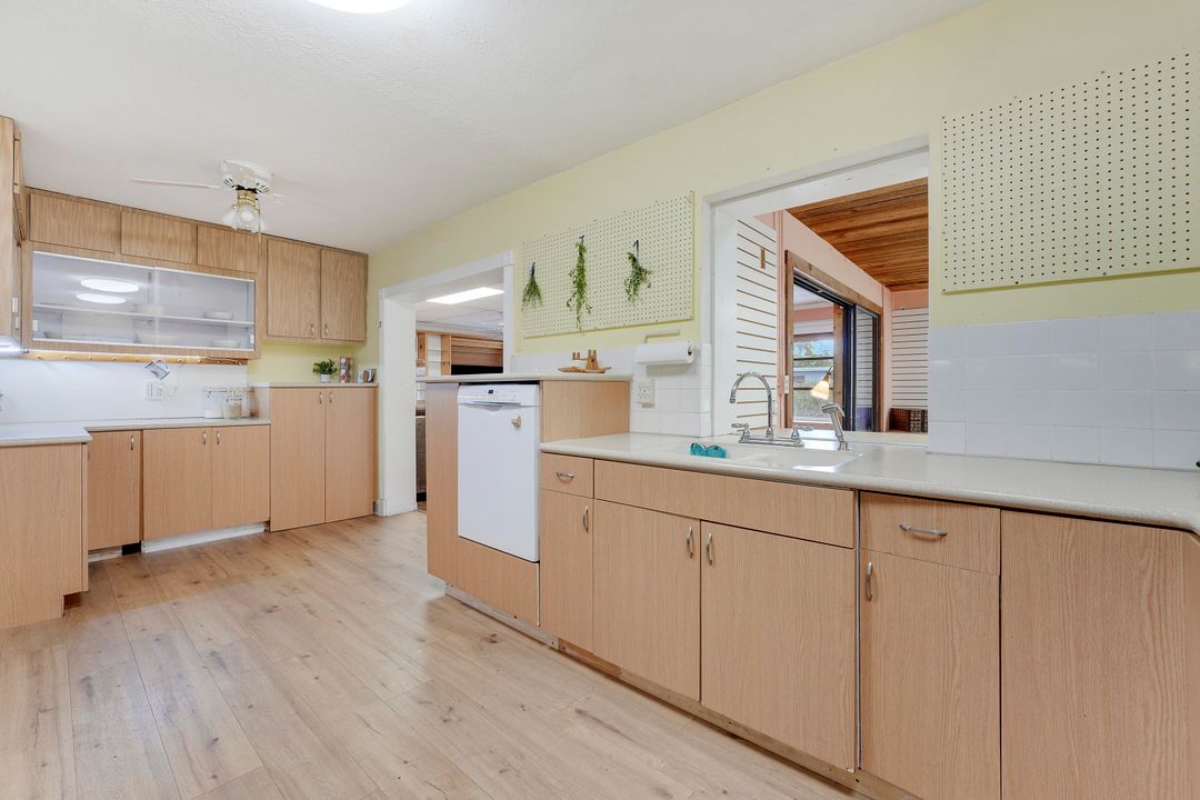 Под контрактом: $499,999 (3 спален, 2 ванн, 1745 Квадратных фут)