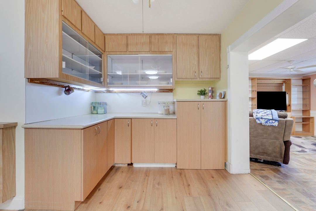 Под контрактом: $499,999 (3 спален, 2 ванн, 1745 Квадратных фут)