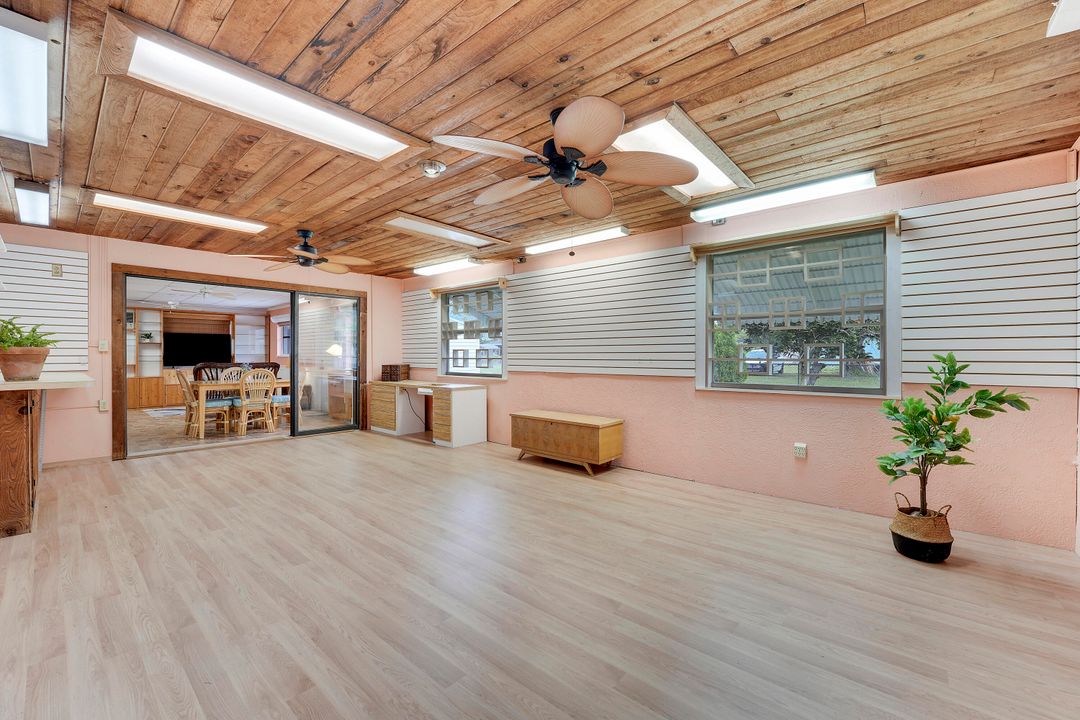 Под контрактом: $499,999 (3 спален, 2 ванн, 1745 Квадратных фут)