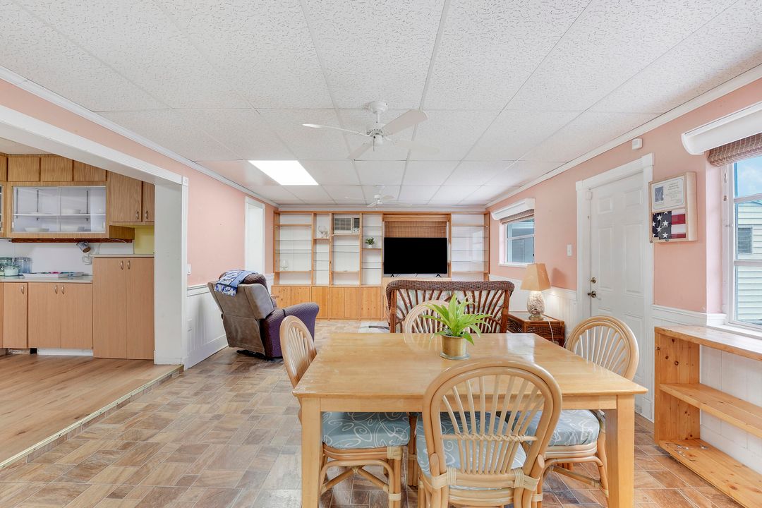 Под контрактом: $499,999 (3 спален, 2 ванн, 1745 Квадратных фут)