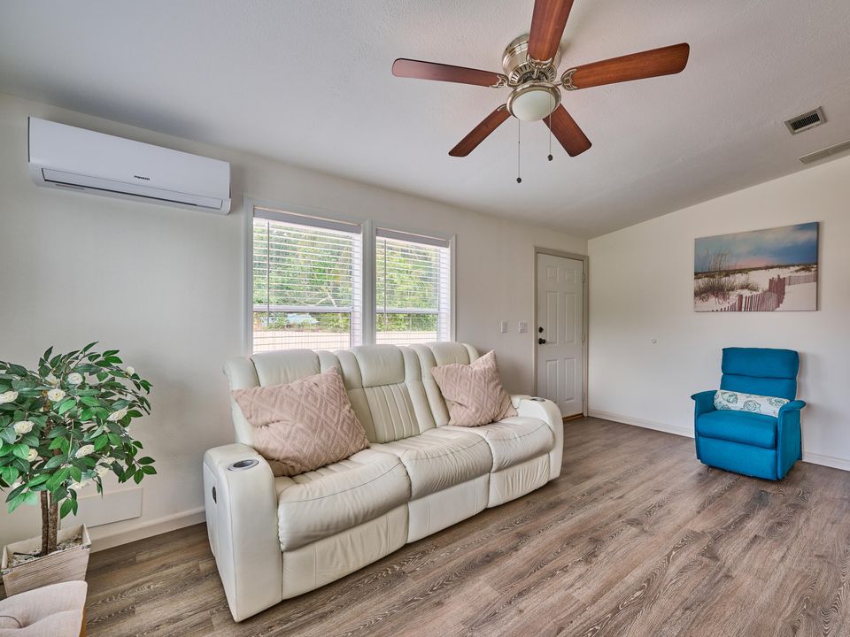 待售: $299,000 (2 贝兹, 2 浴室, 958 平方英尺)