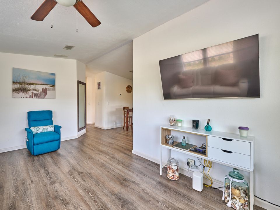 待售: $299,000 (2 贝兹, 2 浴室, 958 平方英尺)