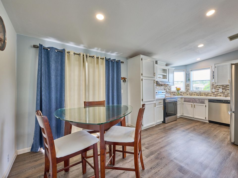 待售: $299,000 (2 贝兹, 2 浴室, 958 平方英尺)