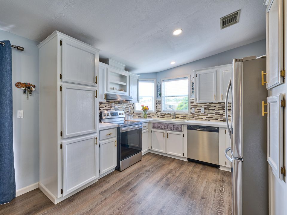 待售: $299,000 (2 贝兹, 2 浴室, 958 平方英尺)