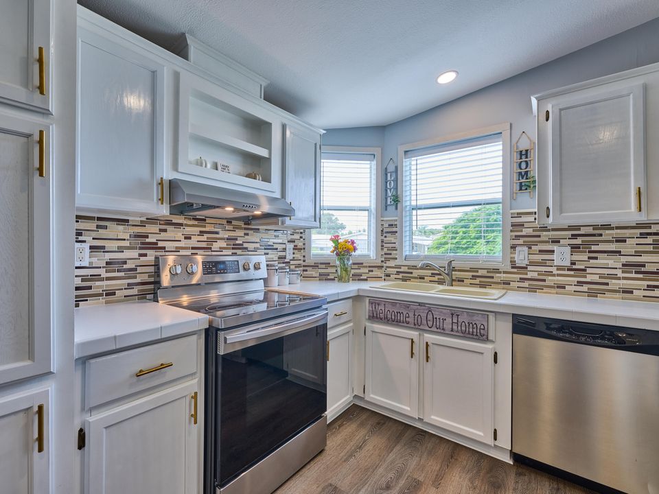 待售: $299,000 (2 贝兹, 2 浴室, 958 平方英尺)