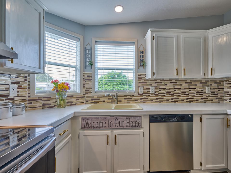 待售: $299,000 (2 贝兹, 2 浴室, 958 平方英尺)