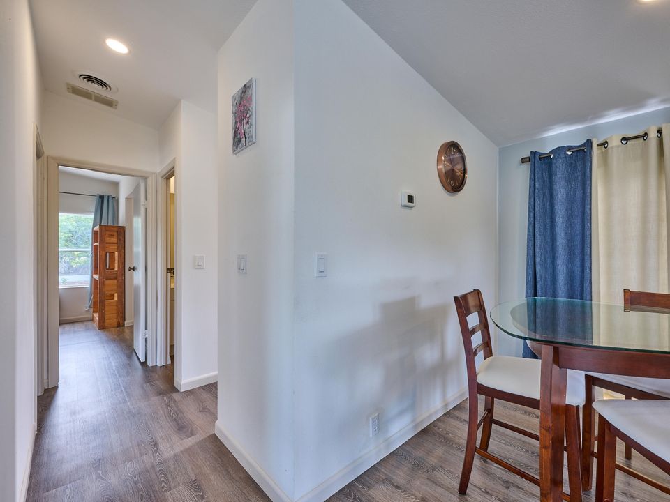 待售: $299,000 (2 贝兹, 2 浴室, 958 平方英尺)