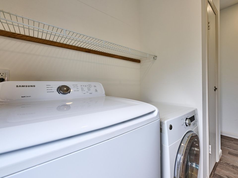 待售: $299,000 (2 贝兹, 2 浴室, 958 平方英尺)