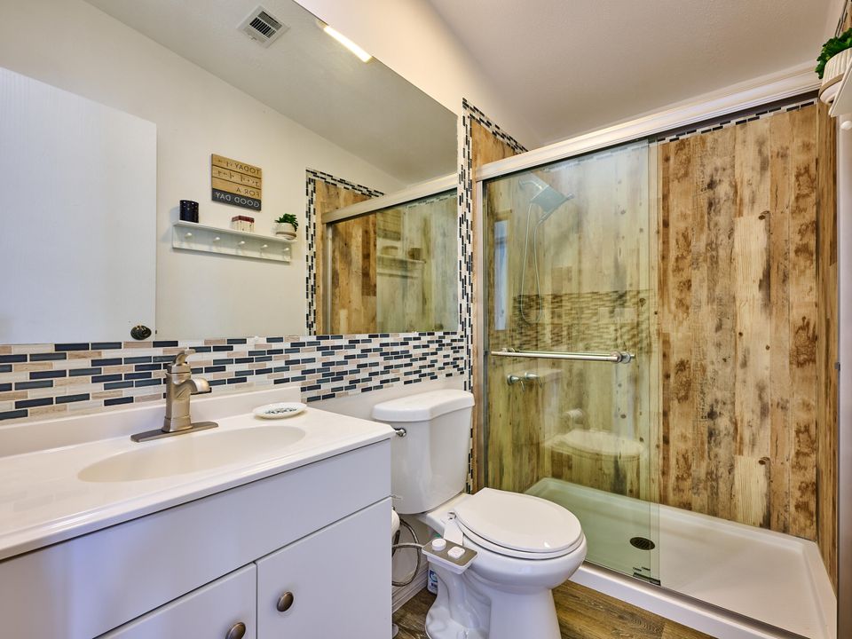 待售: $299,000 (2 贝兹, 2 浴室, 958 平方英尺)