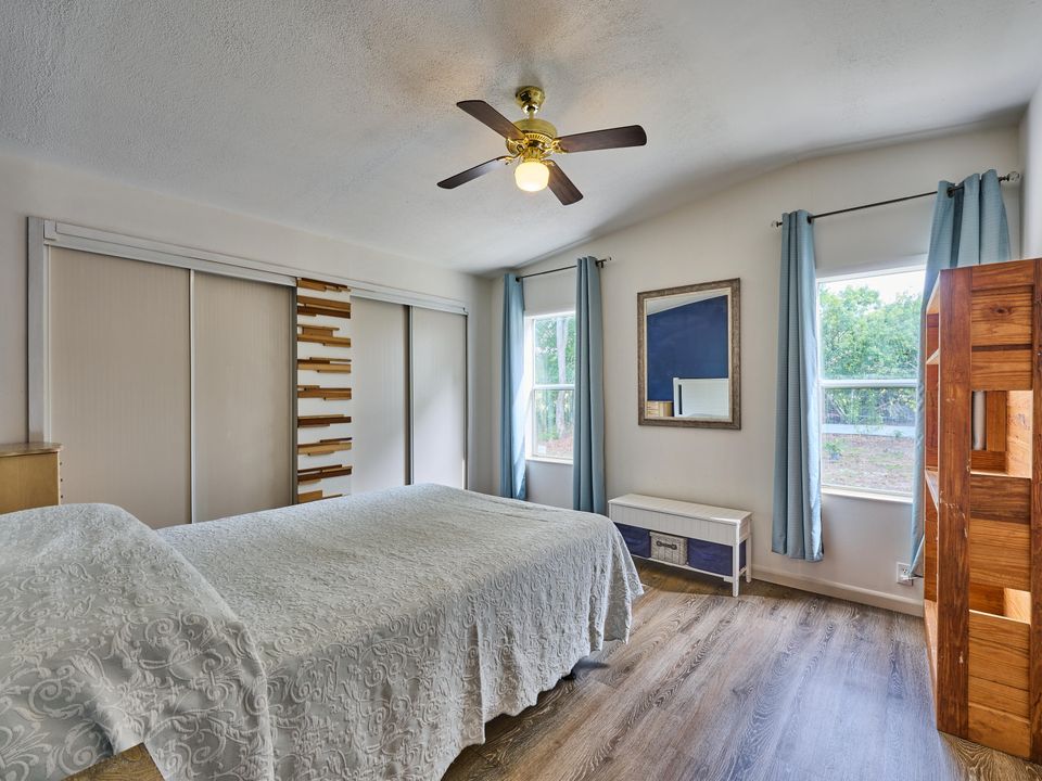 待售: $299,000 (2 贝兹, 2 浴室, 958 平方英尺)