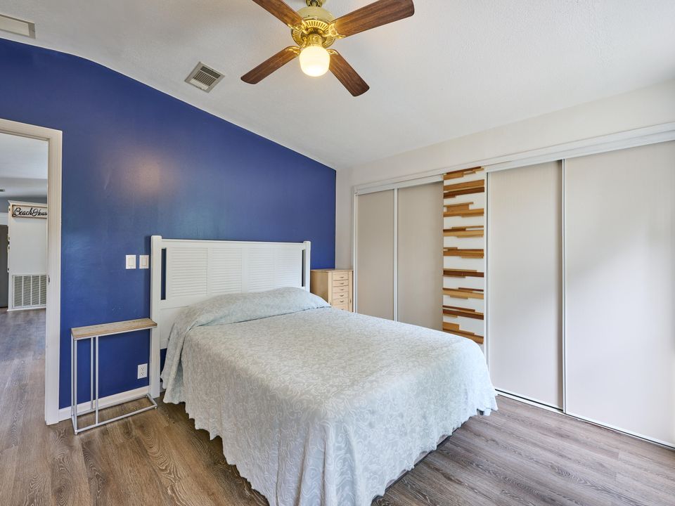 待售: $299,000 (2 贝兹, 2 浴室, 958 平方英尺)