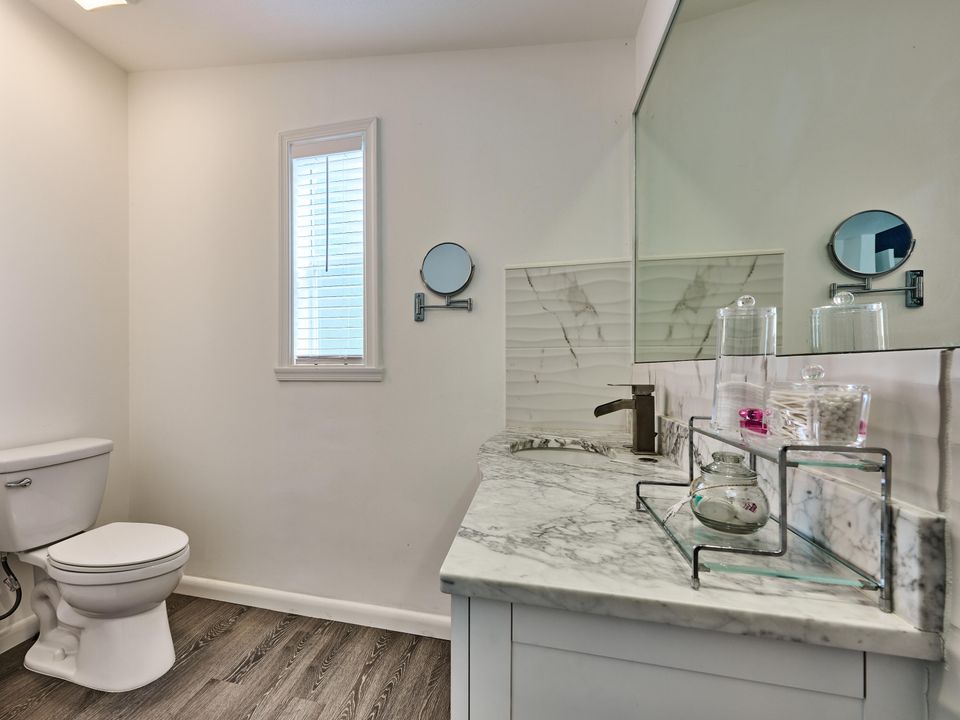 待售: $299,000 (2 贝兹, 2 浴室, 958 平方英尺)