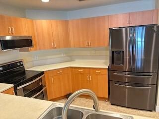 Activo con contrato: $519,000 (3 camas, 2 baños, 2384 Pies cuadrados)