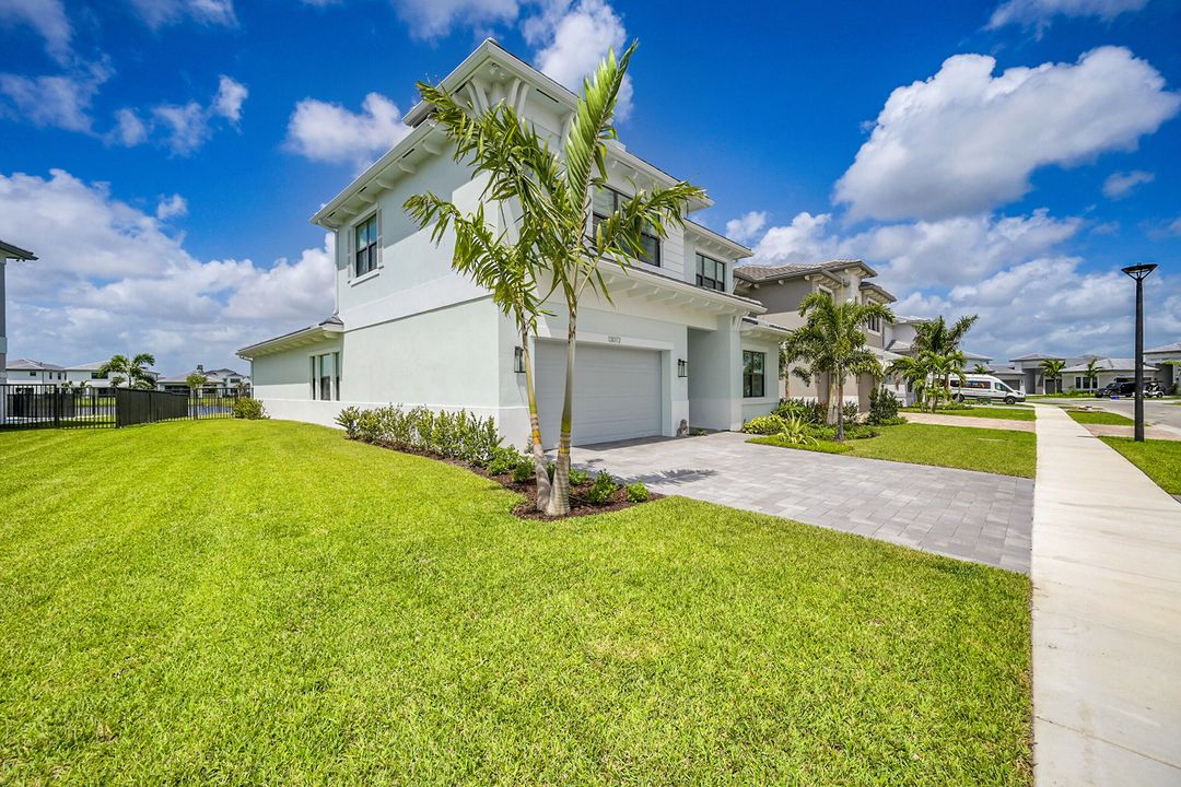 合同活跃: $6,200 (4 贝兹, 4 浴室, 3000 平方英尺)