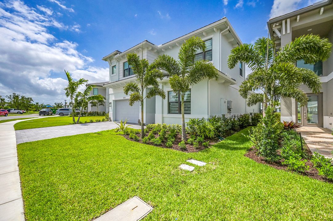 合同活跃: $6,200 (4 贝兹, 4 浴室, 3000 平方英尺)